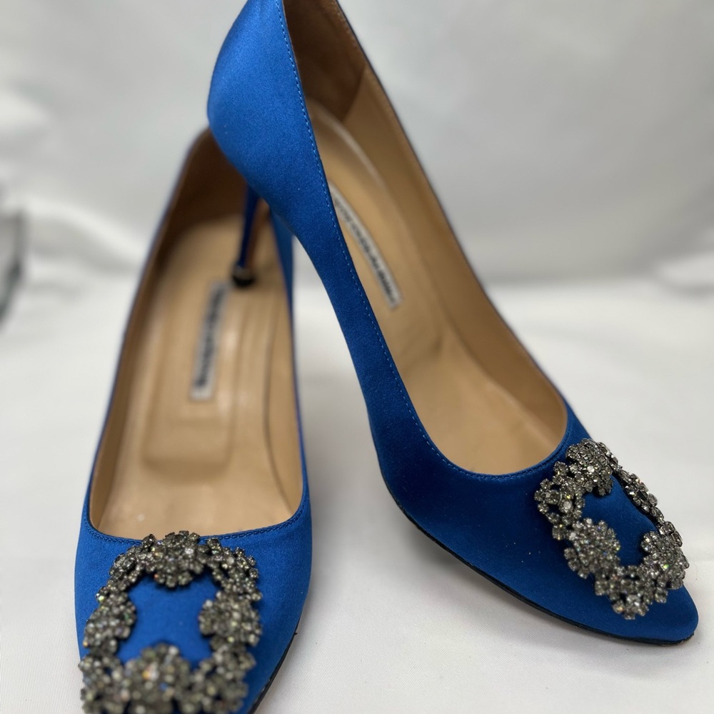 Manolo Blahnik size 39 Elegant Blue Satin Heels with Embellishments - Picture 5 of 7